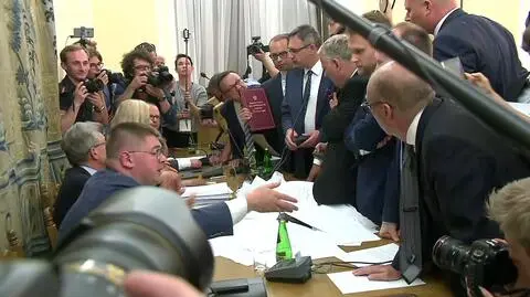 Przy stole prezydialnym doszło do szarpaniny o mikrofon