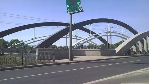 Chciał wyłowić piłkę z Odry. 
10-latek utknął na moście