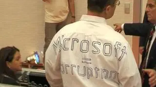 Jajka poleciały na jednego z szefów Microsoftu Steve'a Ballmera. Podczas wykładu w Budapeszcie, jeden z zebranych studentów wstał i krzycząc: "Oddajcie nam nasze pieniądze" rzucił w kierunku menadżera trzy jajka. (APTN)