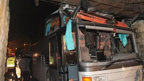 Autokar utknął pod wiaduktem. 
7 rannych