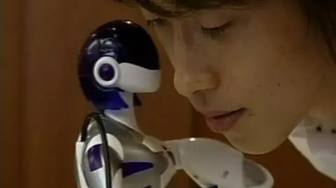 Seksowny robot, który uwielbia całować...