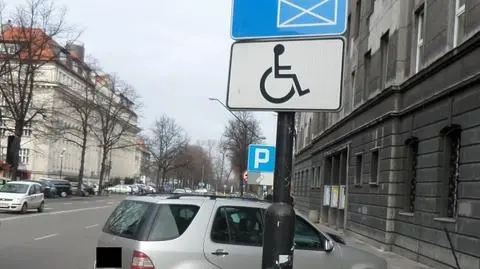 Zaparkował na miejscu dla niepełnosprawnych. Dostał 1 tys. zł mandatu
