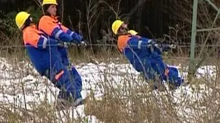 Szczecin jest już podłączony do prądu, ale nie wszędzie ludzie mogą się tym cieszyć. W Goleniowie energia elektryczna ma być, wedle zapowiedzi, do godziny 23. W innych okolicznych gminach jest jeszcze gorzej.