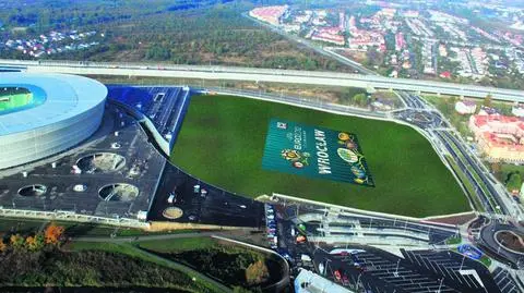 Wielką dziurę przy stadionie przykryją trawą i płachtą
