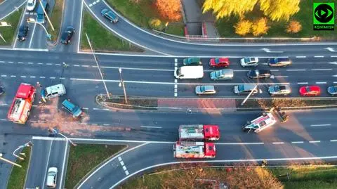 Skoczów, skrzyżowanie Bielskiej z Katowicką. Wypadek z udziałem karetki, ranny ratownik medyczny