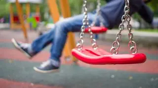 Dorosły mężczyzna wyrzucił z placu zabaw czarnoskórego chłopca