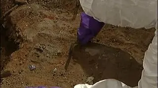 Specjalna jednostka brytyjskiej armii włączyła się do poszukiwań ludzkich szczątków w byłym domu poprawczym na wyspie Jersey. Ekipy, które przeszukują teren znalazły już pomieszczenia, w których torturowano wychowanków poprawczaka. (APTN/Reuters)