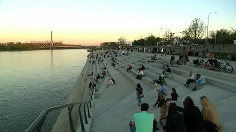 Warsaw city hall wants less noise and trash at the Vistulan Boulevards. Some say that the promenade is the victim of its own popularity