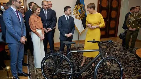Wołodymyr Zełenski w Estonii. Prezydent Ukrainy dostał rower w prezencie