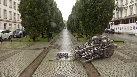 Rzeźba runęła w poniedziałek 