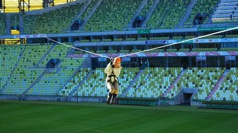 Zjadą "tyrolką" 30 metrów 
nad murawą PGE Areny