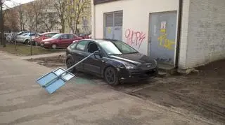 Ktoś wyrwał znaki drogowe i wybił nimi szyby w samochodach