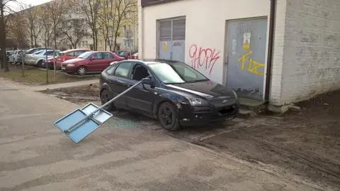 Znakami drogowymi powybijali szyby w autach