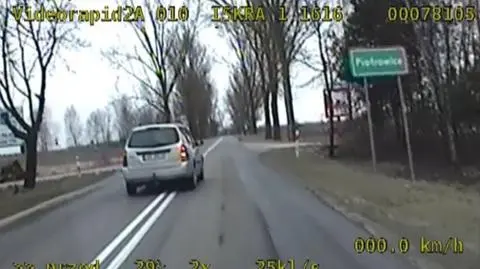 Na podwójnej ciągłej wyprzedzał radiowóz