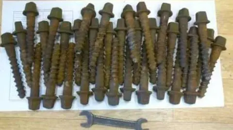 Wykręcali śruby z czynnych torów kolejowych