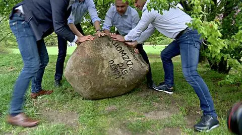 Kamień zniknął w rocznicę śmierci Władysława Bartoszewskiego