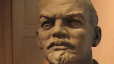 Lenin nie ma na garnitur?
