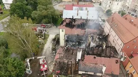 Lądek-Zdrój: pożar kamienic. Strażacy walczą z żywiołem