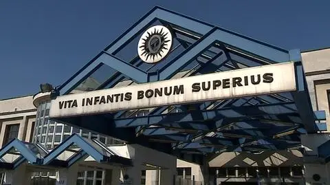 Lekarze starają się uratować dziecko, ale wciąż pozostaje ono w hipotermii