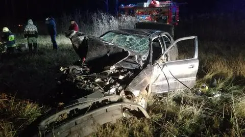 Pijany kierowca wypadł z drogi. Samochód dachował na łące