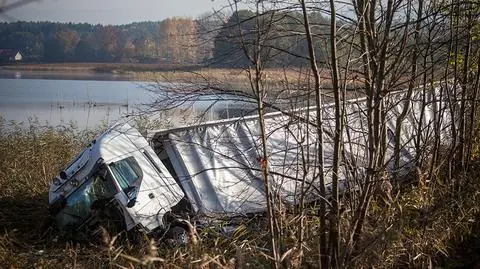 Tir wyładowany stalą wjechał do jeziora