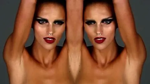 Naga Anja Rubik podczas sesje zdjęciowej dla magzynu i-D