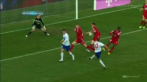 Piłka trafia w rękę Horvatha