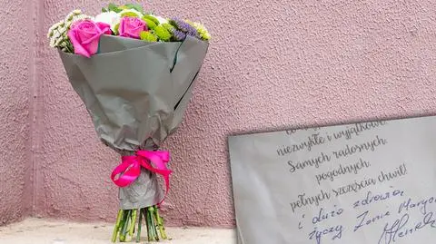 Elbląg. Zniszczony samochód, bukiet kwiatów i tajemniczy pan Heniek z bileciku