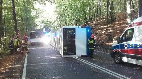 Gdynia, ul. Sopocka: przewrócił się autobus miejski