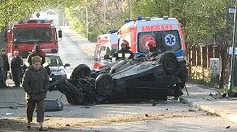 Widowiskowe dachowanie na drodze osiedlowej