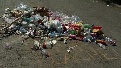 Ludzie wyrzucają śmieci w miejscu, gdzie zastrzelono napastnika