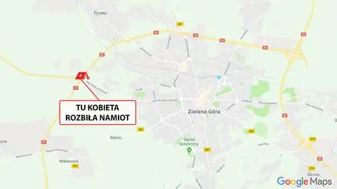 Urwała koło w aucie. Rozbiła namiot przy rondzie i poszła spać