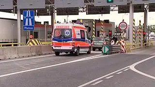 Karetka miała problem z wjechaniem na autostradę