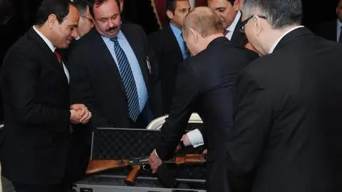 Władimir Putin w Egipcie. Podarował prezydentowi kałasznikowa