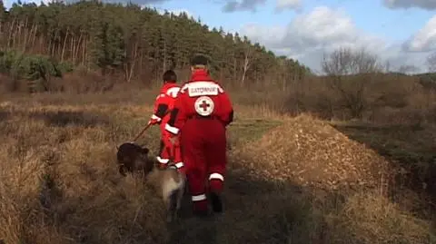 Zamarzła na bagnie, bo kolega "zadbał o siebie"