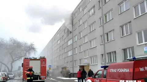 Świeczka wypadła jej z rąk, mieszkanie stanęło w ogniu