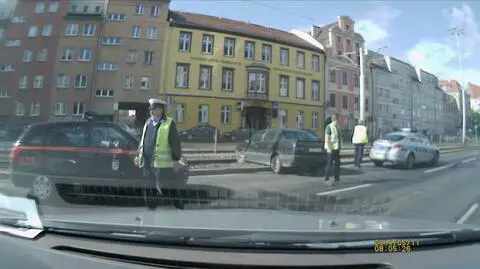 "Zaparkował" na torowisku i uciekł. Policja szuka kierowcy volkswagena