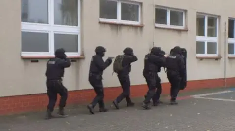 Ćwiczenia slużb ratowniczych w szkole