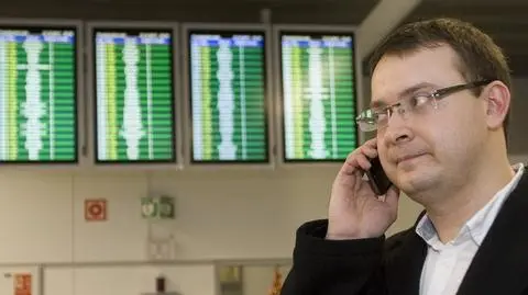 Aleś Michalewicz na lotnisku w Warszawie