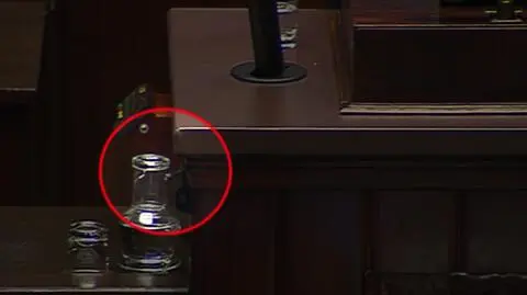 Tajemnicza instalacja na sejmowej mównicy