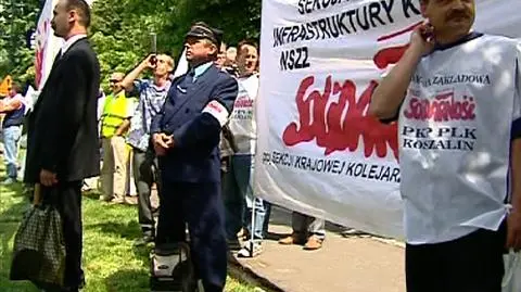 Kilkuset kolejarzy protestuje pod KPRM