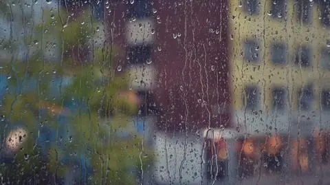 Pijana matka w mieszkaniu, przemoknięte dzieci na dworze 