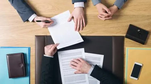 Opozycja zarzucała PiS, że zmiany w komisji mają na celu "przepchnięcie kolanem" ustawy o służbie cywilne