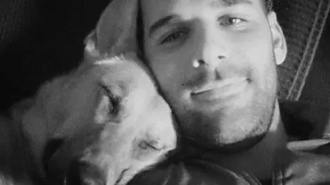 Kapral Nathan Cirillo ze swoim psem