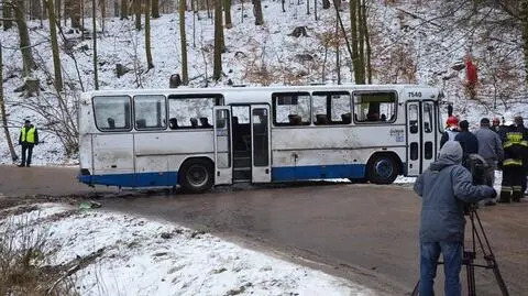 Szymbark: autobus wpadł do rowu