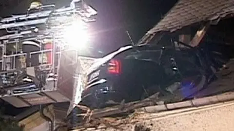 Samochód wylądował na dachu kościoła