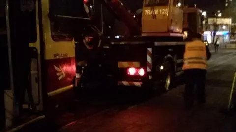 Żeby wydostać psa dźwigiem podnieśli wagon