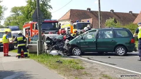 Zderzenie trzech aut na krajowej "22". Pięć osób rannych