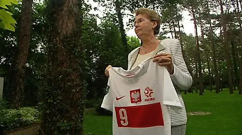 Bożena Walter z koszulką dla fundacji TVN "Nie jesteś sam"