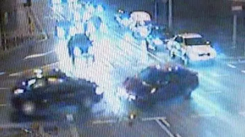 Nie dość, że pijany, nieletni i bez prawa jazdy, to jeszcze dobrze znany policji. Pewien 16-latek z Płocka zabrał matce samochód i wraz z paczką znajomych wybrał się na przejażdżkę. Efekt? Dwa rozbite samochody, zablokowana droga i wizyta w szpitalu.